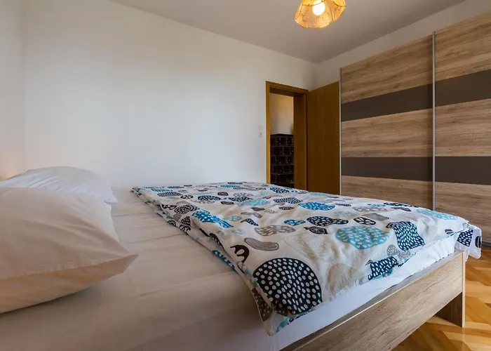 Amila Apartman *